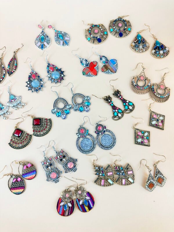 Lot de 12 Boucles d'oreilles métal motif bohème colorées – Image 5