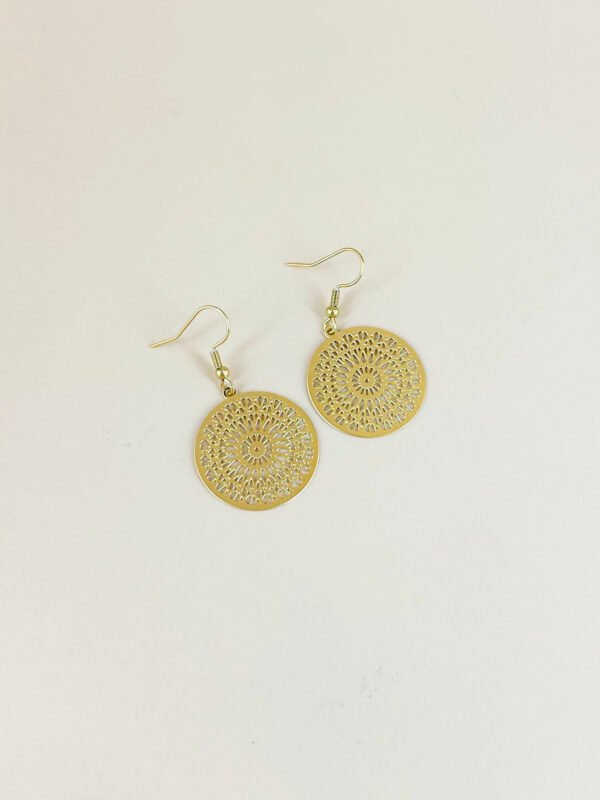 Boucles d'oreilles rond motif filigranes acier inoxydable – Image 3