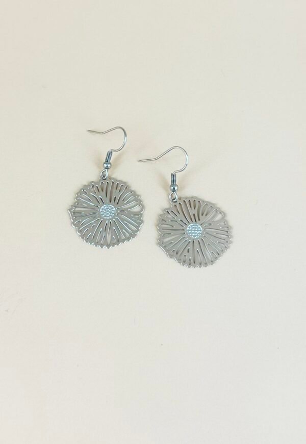 Boucles d'oreilles fleurs filigranes acier inoxydable – Image 2