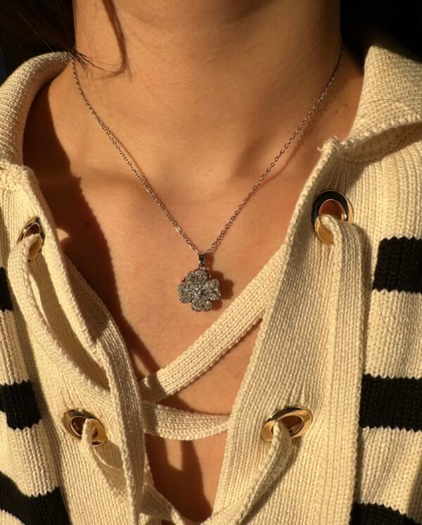 Collier Fleur strass en acier inoxydable