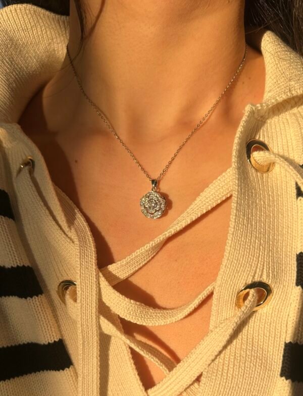 Collier Fleur strass en acier inoxydable