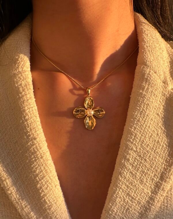 Collier fleur en acier inoxydable