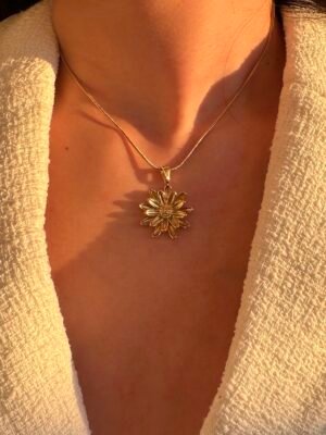 Collier fleur en acier inoxydable