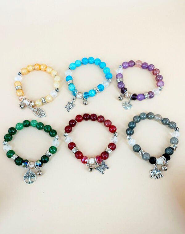 Lot de 12 Bracelets Perles avec charms – Image 2
