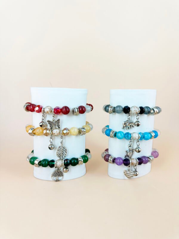 Lot de 12 Bracelets Perles avec charms – Image 3
