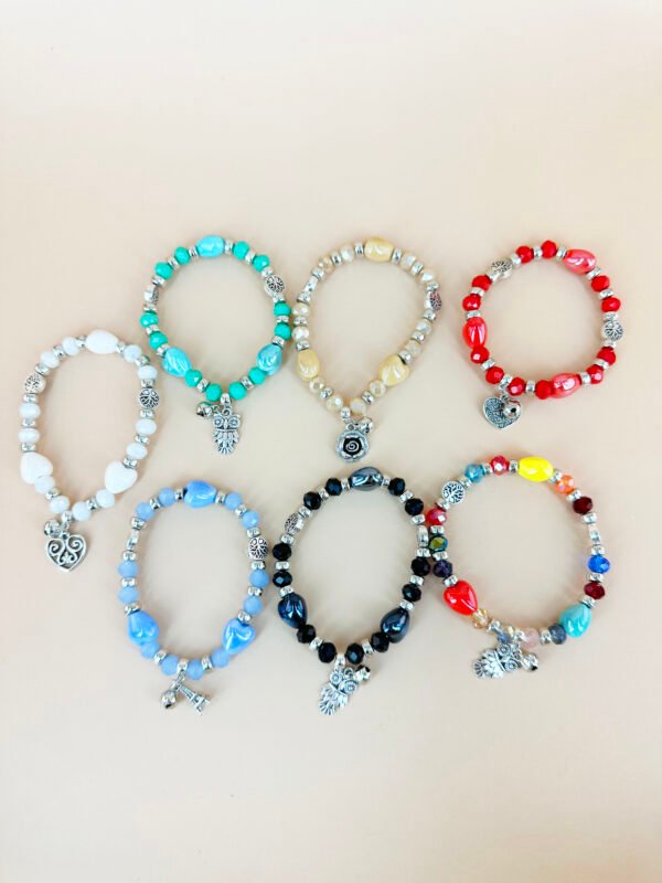Lot de 12 Bracelets Perles coeur et charms – Image 2