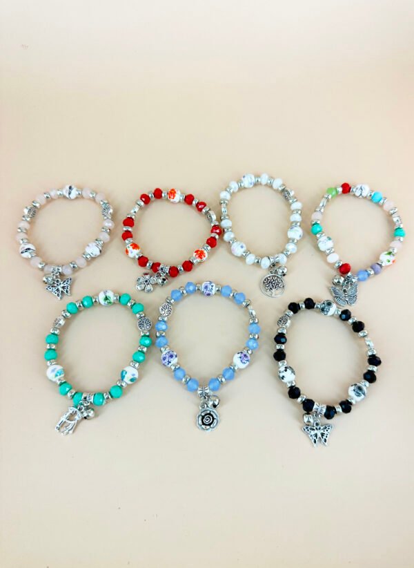 Lot de 12 Bracelets Perles avec charms – Image 2
