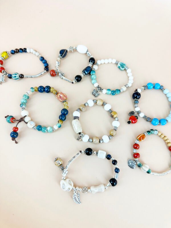 Lot de 12 Bracelets céramique avec charms – Image 2
