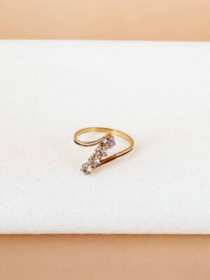 Bague avec une ligne de strass en acier