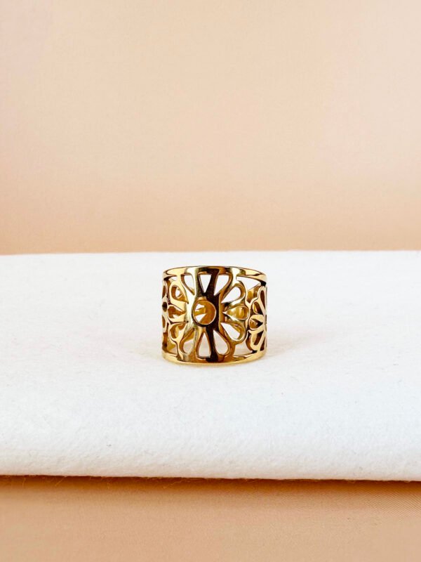 Bague motif fleur en acier