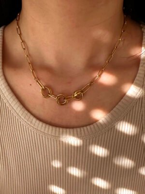 Collier chaîne avec multiples anneaux en acier inoxydable