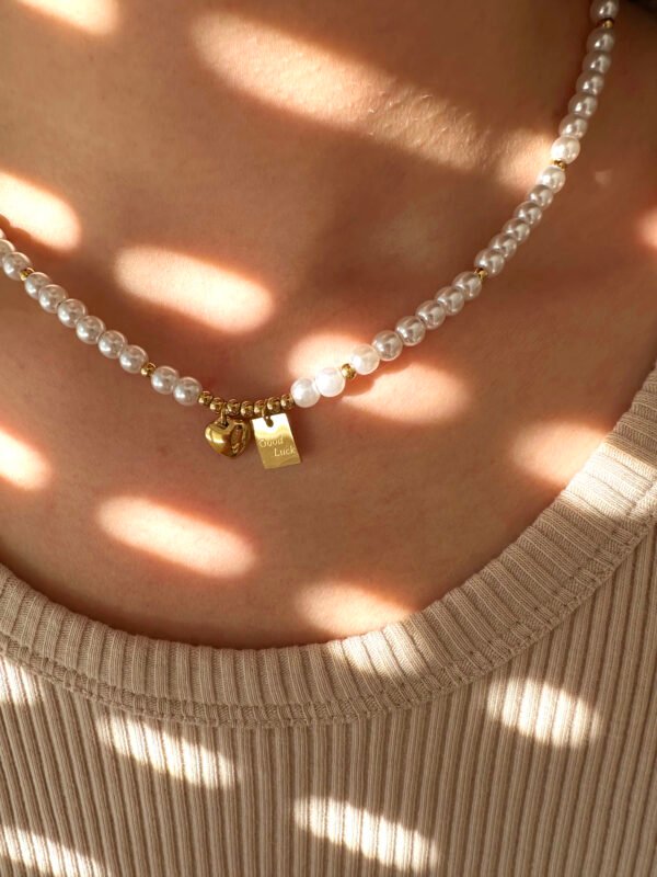 Collier perles avec médaillon "Good Luck" en acier inoxydable – Image 3