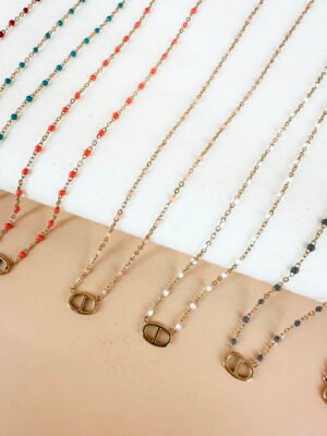 Collier chaîne colorée avec pendentif en acier