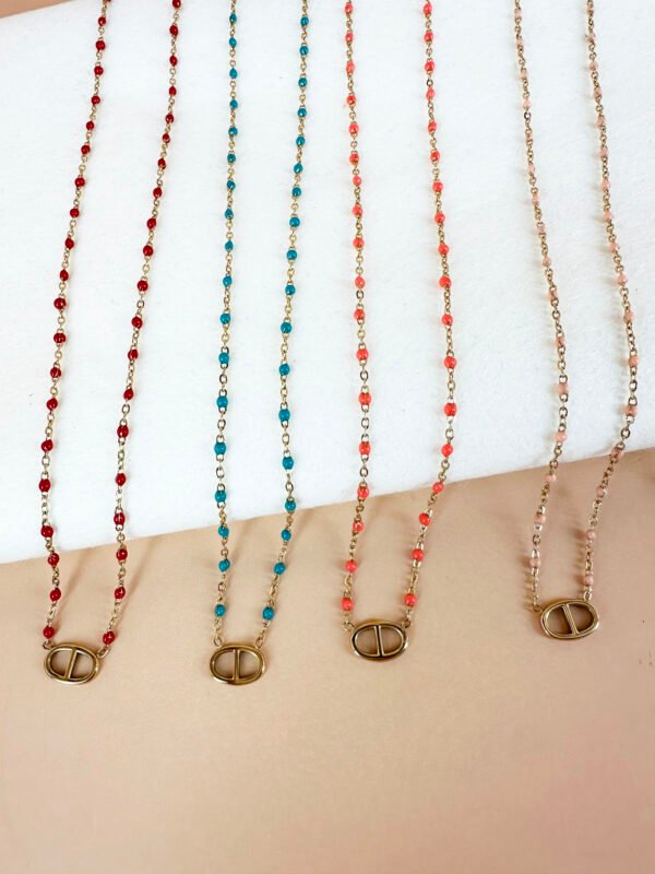 Collier chaîne colorée avec pendentif en acier