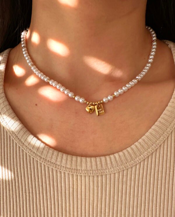 Collier perles avec médaillon "Good Luck" en acier inoxydable