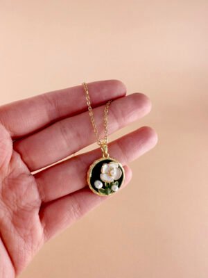 Collier médaillon vert fleurs en acier inoxydable