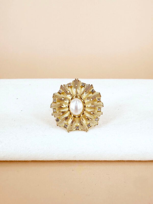 Grande bague avec motif et perle