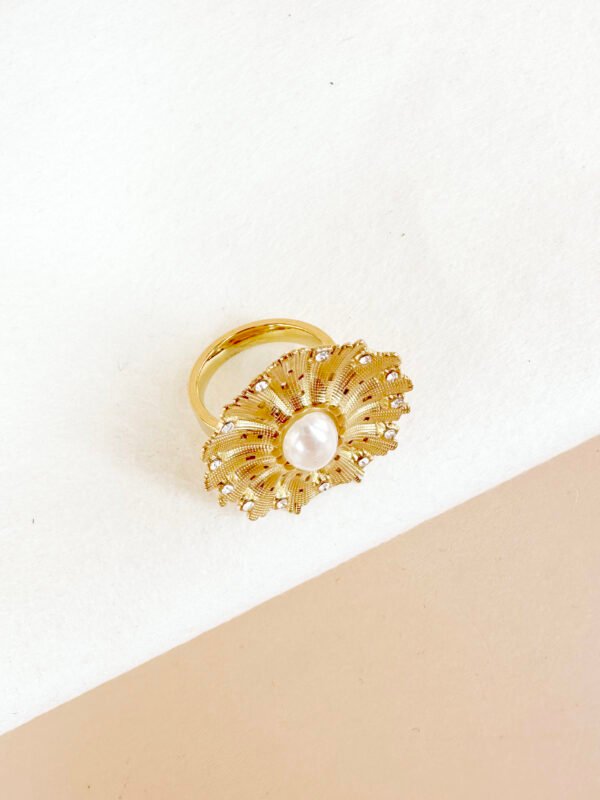 Grande bague avec motif et perle – Image 2