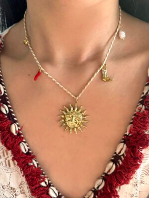 Collier cordon avec charms soleil en acier inoxydable