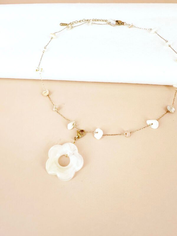 Collier chaine nacre avec breloque charms fleur resine en acier inoxydable – Image 7