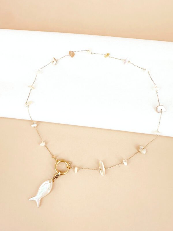 Collier perles nacrés et poisson nacré – Image 3