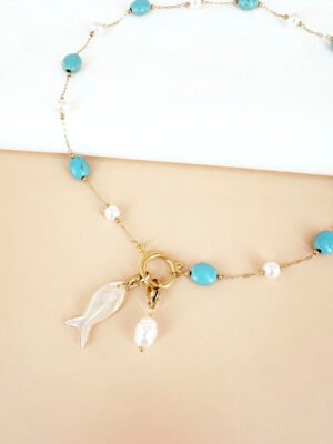 Collier perles turquoise avec breloque poisson nacré et perles