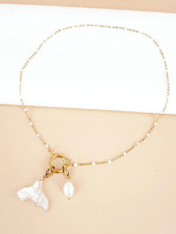 Collier chaine avec charm poisson et perle – Image 5