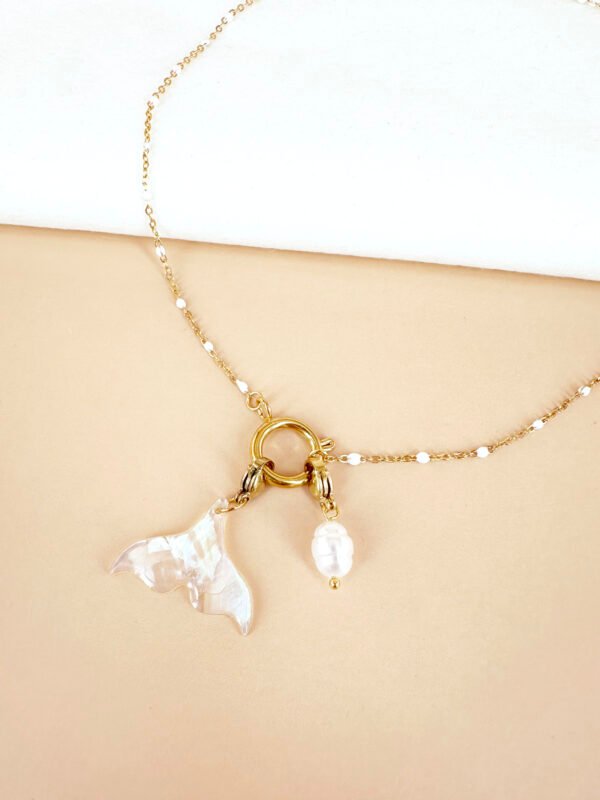 Collier chaine avec charm poisson et perle – Image 4