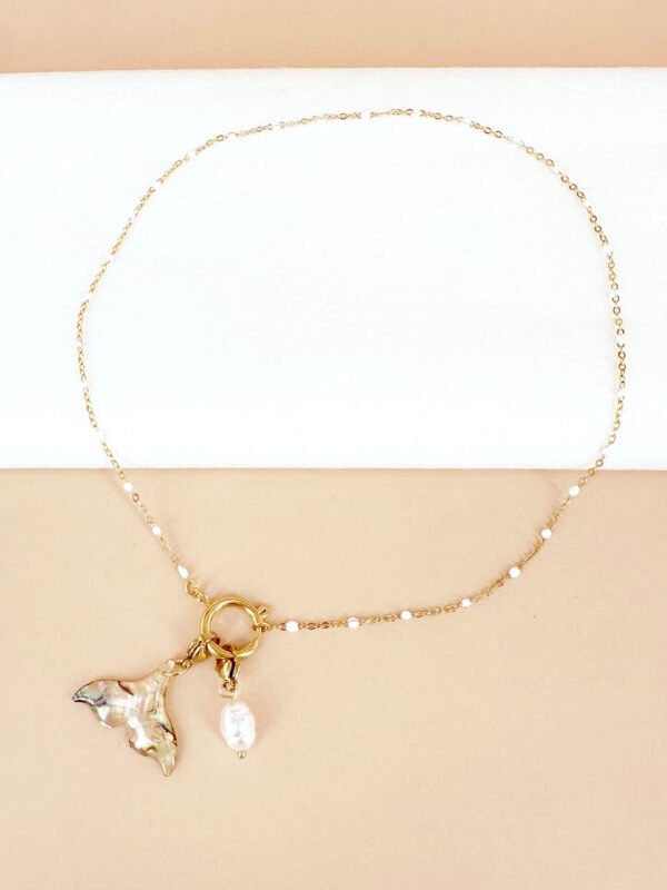 Collier chaine avec charm poisson et perle – Image 3