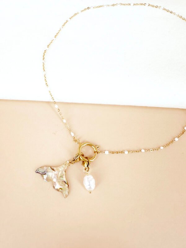 Collier chaine avec charm poisson et perle