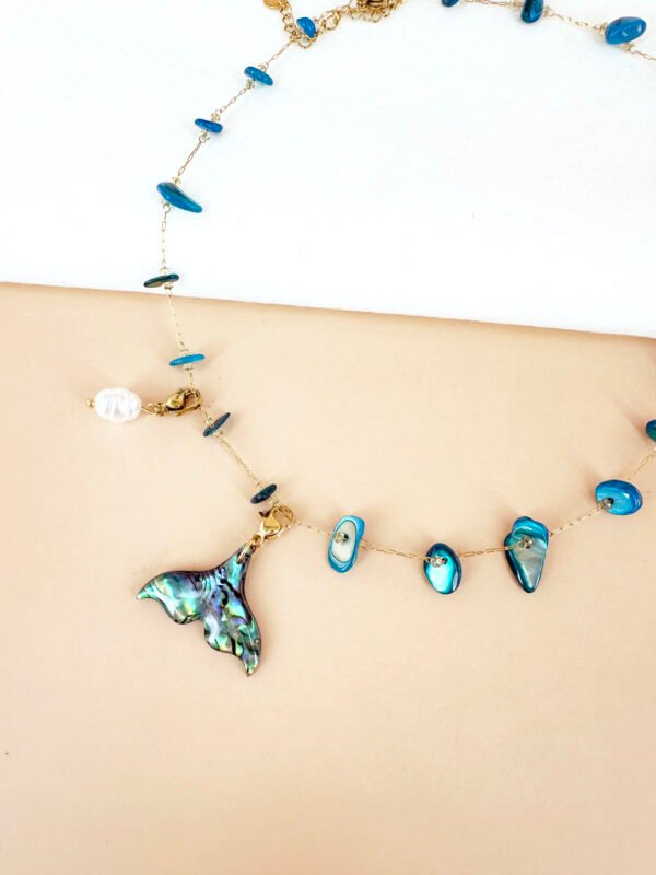 Collier chaine nacre avec charm poisson et perle