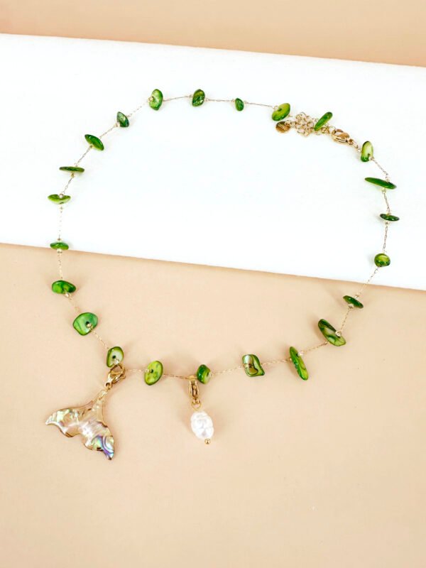 Collier chaine nacre avec charm poisson et perle – Image 3