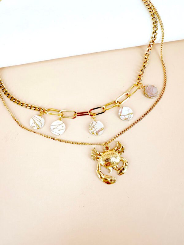 Collier charm breloque crabe et nacre en acier inoxydable – Image 3