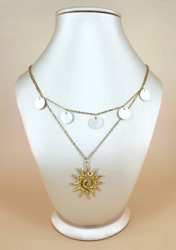 Collier charm breloque soleil et nacre en acier inoxydable – Image 3