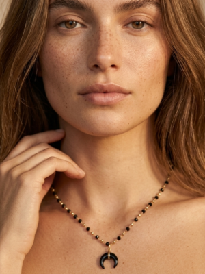 Collier perles noires et corne noire