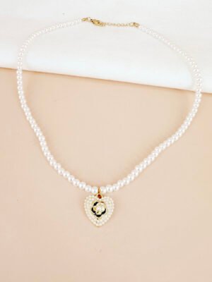 Collier pendentif coeur perlé avec une rose
