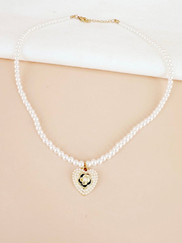 Collier pendentif coeur perlé avec une rose