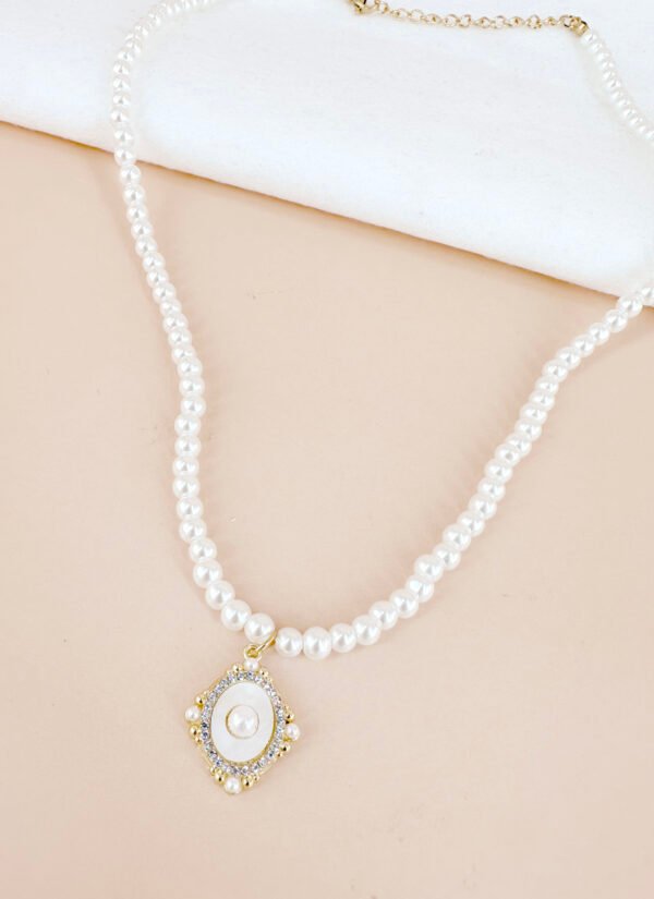 Collier pendentif médaillon perles et strass