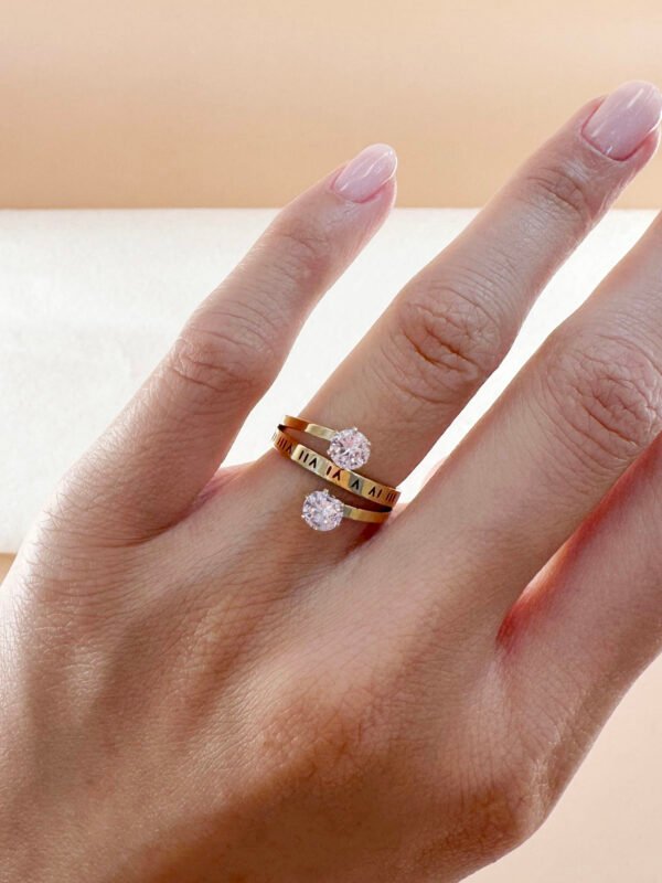 Bague double strass avec écriture en acier inoxydable – Image 3