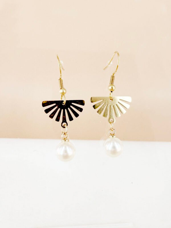 Boucles d'oreilles pendantes motif évantail et perles en acier inoxydable – Image 3