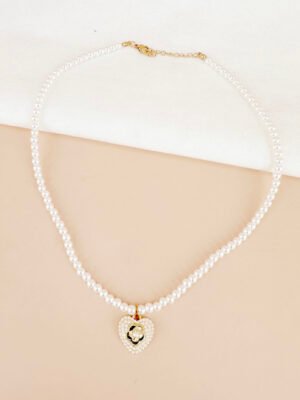 Collier pendentif coeur perlé avec une rose