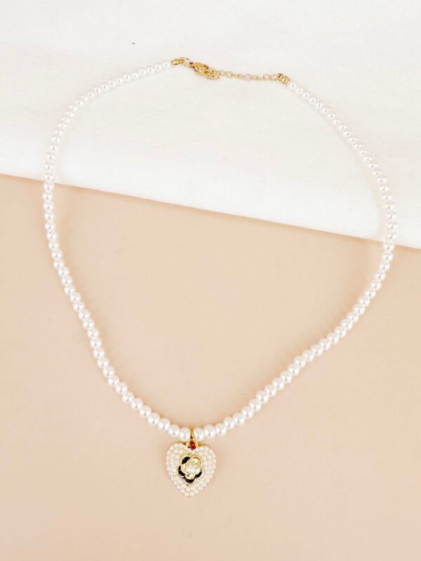Collier pendentif coeur perlé avec une rose – Image 2