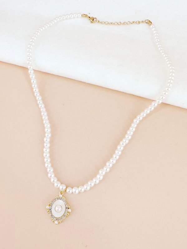 Collier pendentif médaillon perles et strass – Image 2