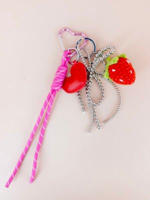 Porte clés de sac, grigris, breloques fraise tricot
