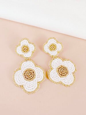 Boucles d’oreilles fleurs blanches brodées à la main