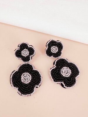 Boucles d’oreilles fleurs noires brodées à la main