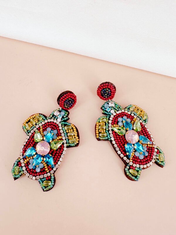 Boucles d'oreilles tortues multicolores brodées à la main