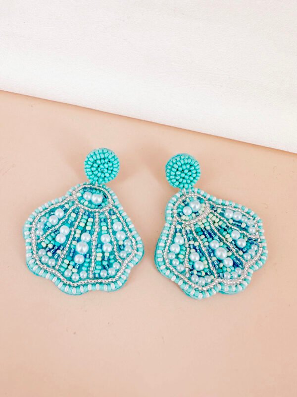 Boucles d'oreilles coquillage bleu brodées à la main
