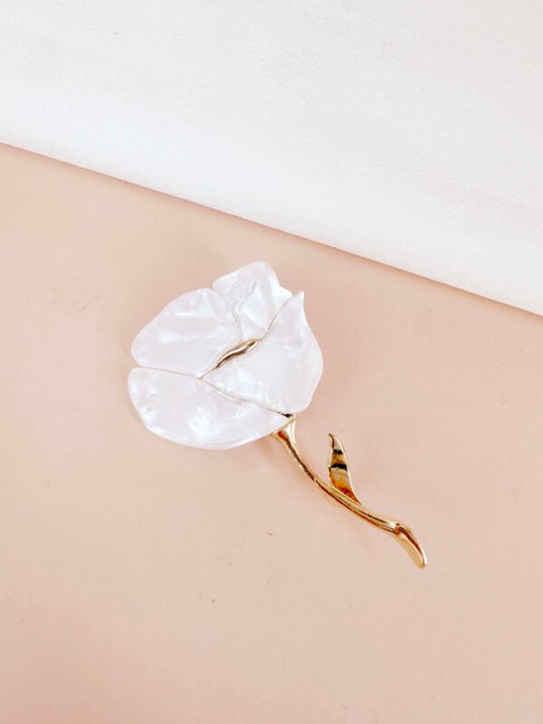 Broche fleur blanche