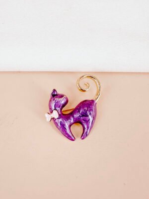Broche chat violet